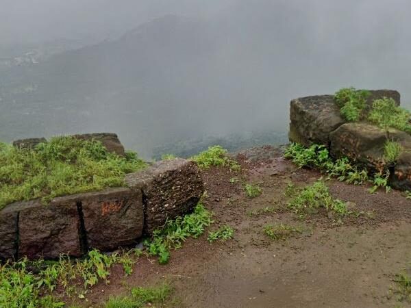 Manikgad Fort, Raigad