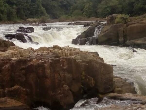 Perunthenaruvi Falls