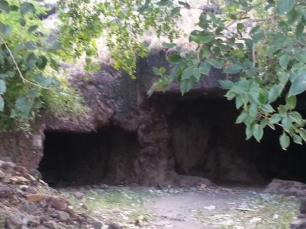 Sana Caves, Una