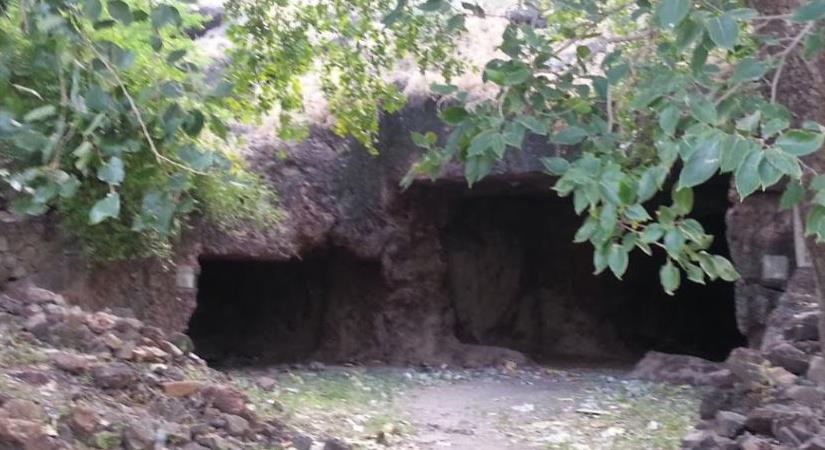 Sana Caves, Una