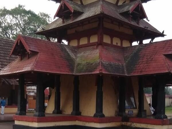 Sri Thiruvazhmarban Temple, Thiruvallavazh
